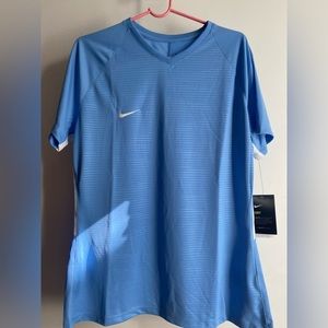 Women’s active Nike t-shirt. Size: XL. The fit is stretch